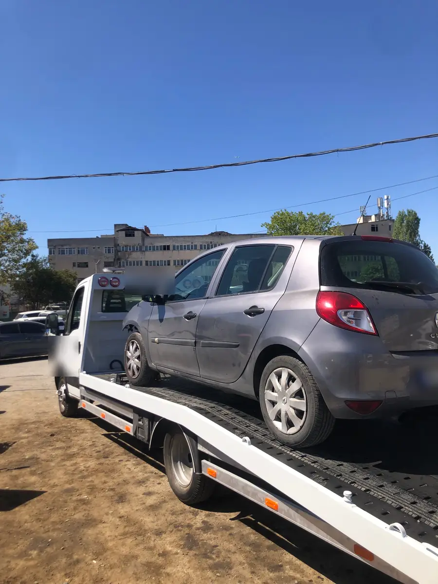 Gündüz kayar kasa üzerinde gri hatchback