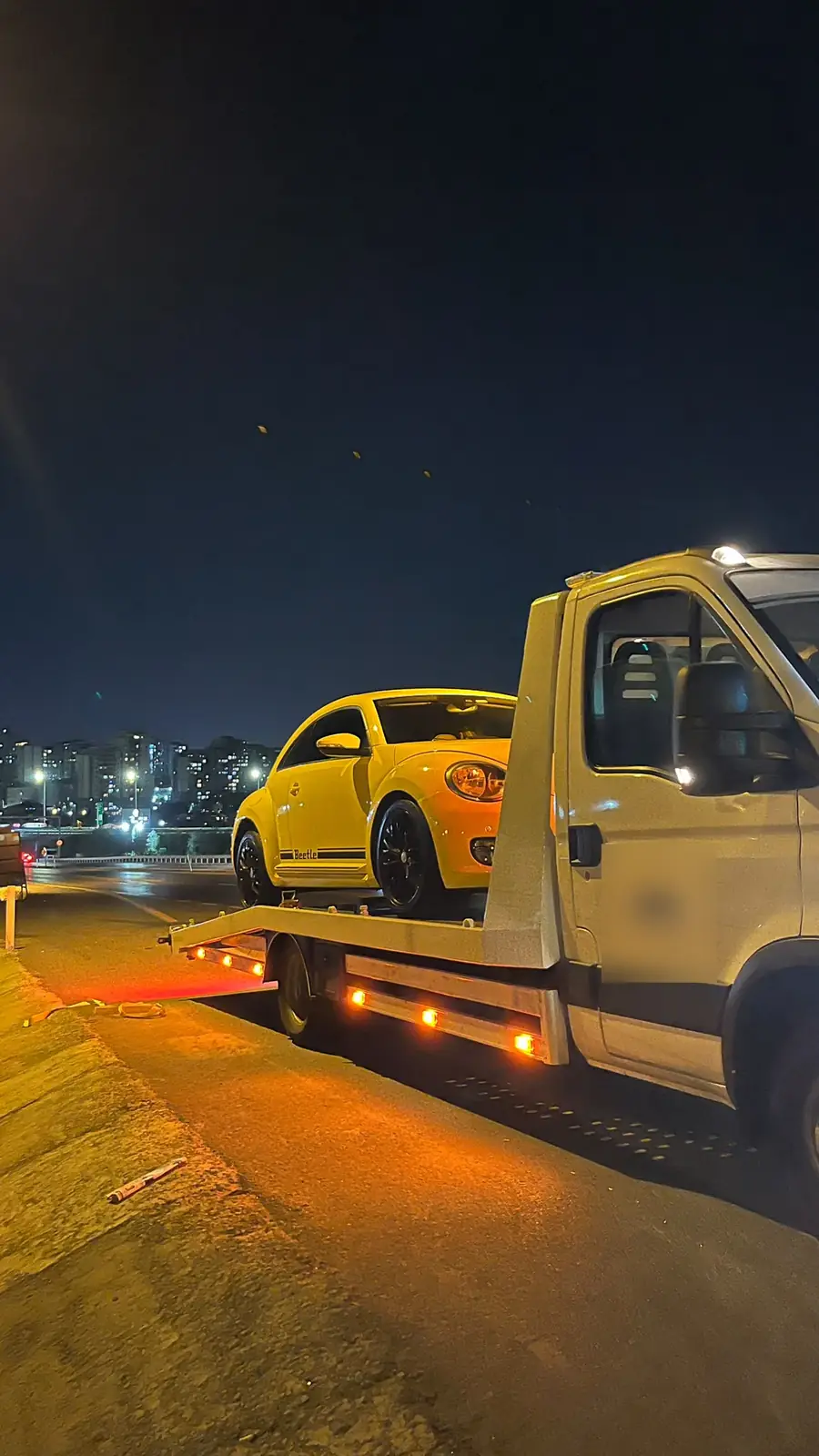 Gece kayar kasa çekici üzerinde sarı otomobil