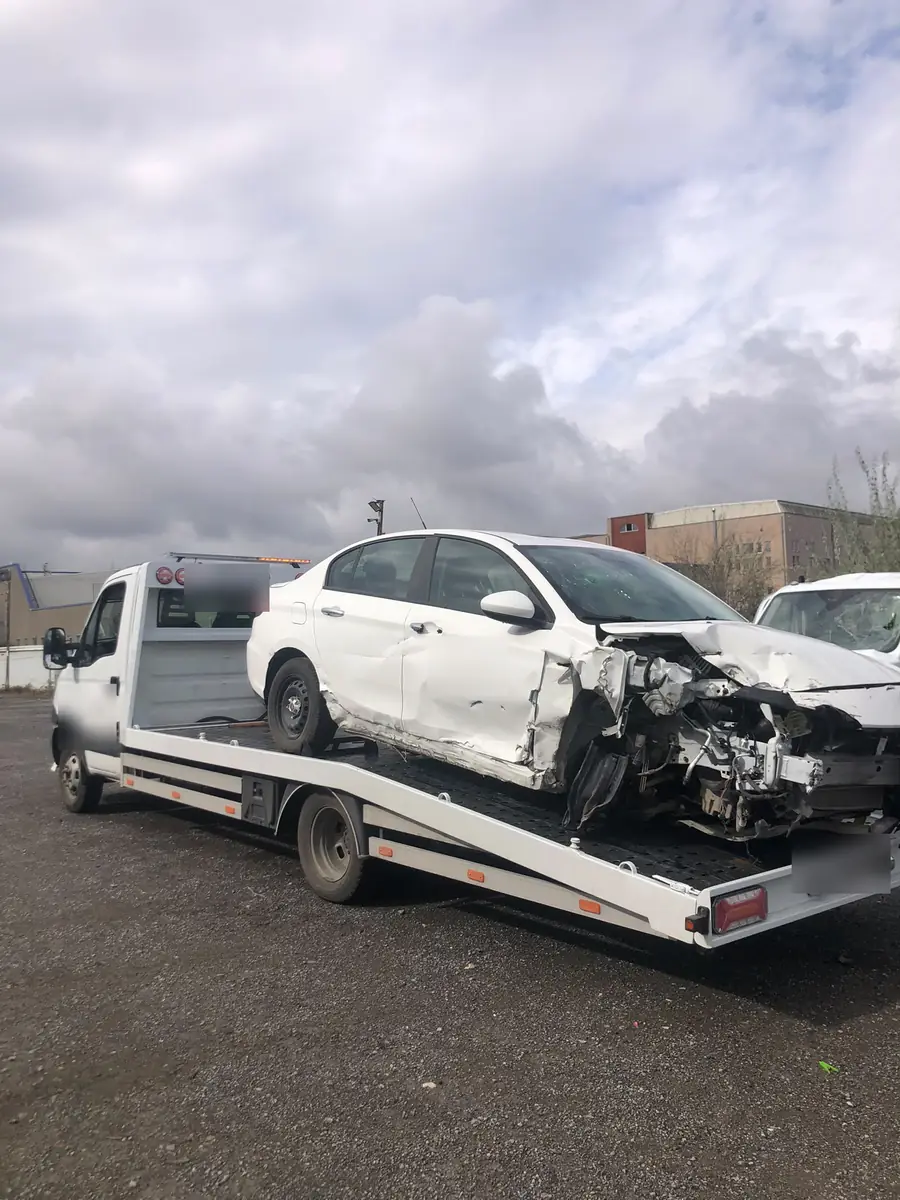 Kaza sonrası kasaya alınmış ön tarafı hasarlı sedan