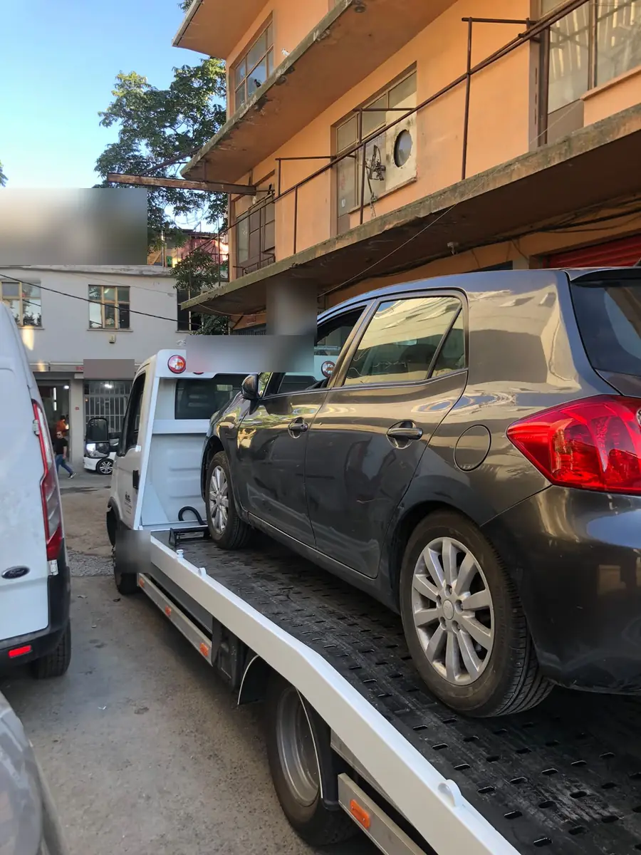 Sanayi sitesinde teslim edilen gri hatchback