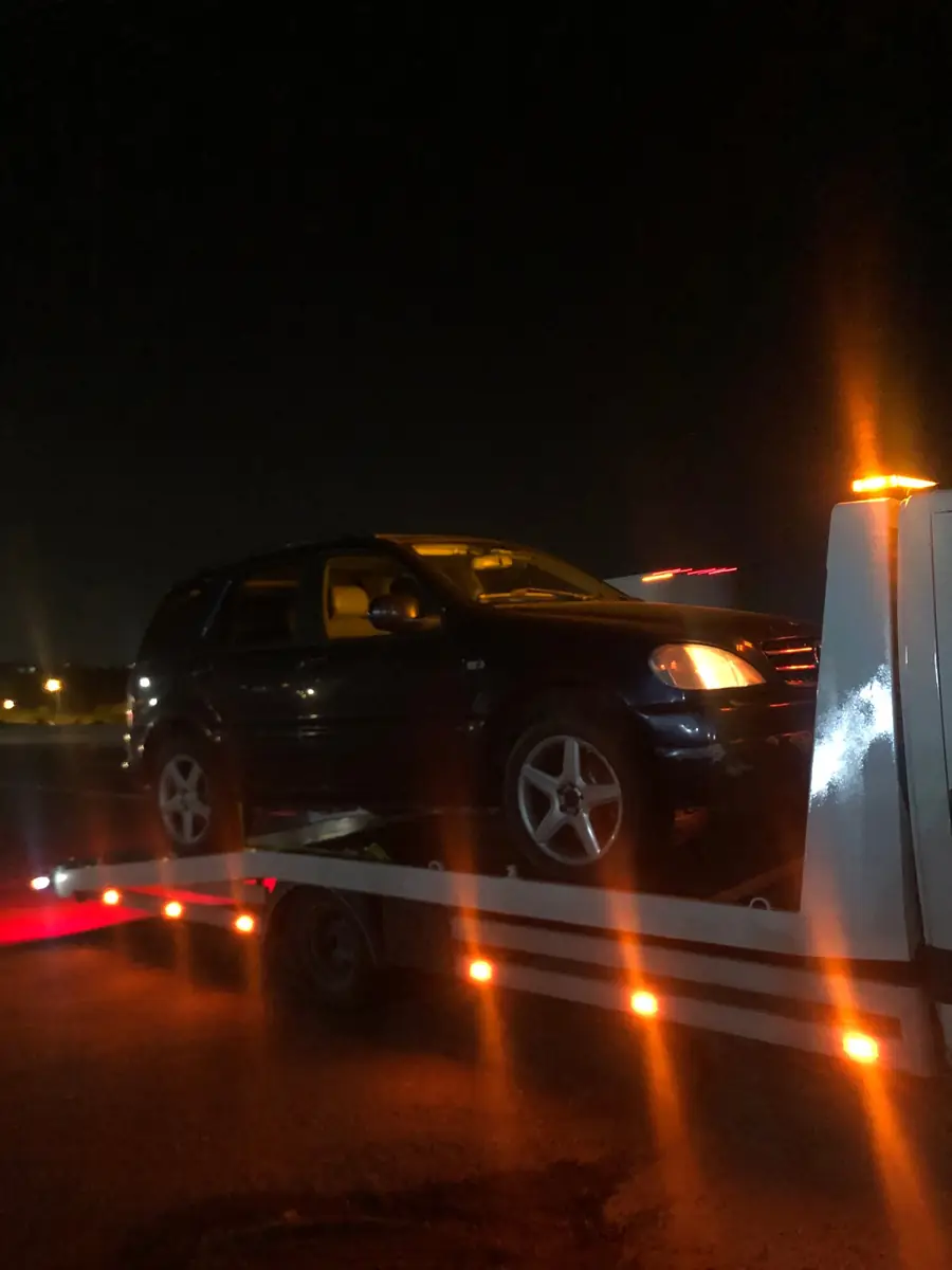 Gece çekici üzerinde koyu SUV