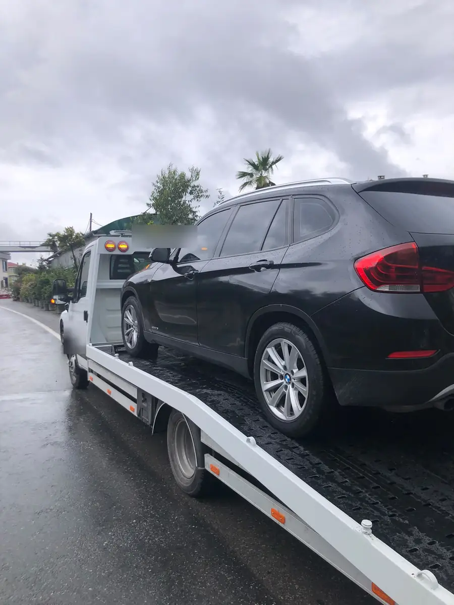 Yağmurda çekici üzerinde siyah SUV